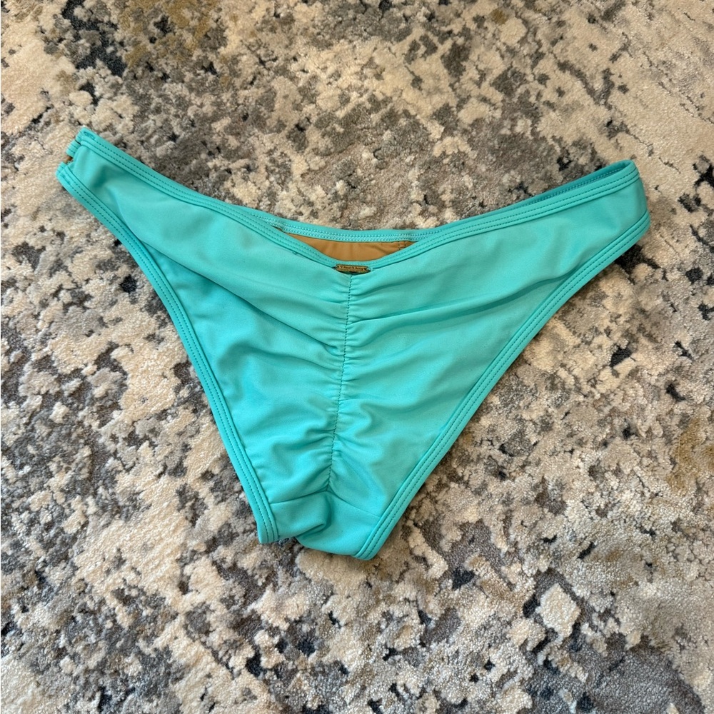 Beach Bunny Hard Summer Bikini Set - Picture 7 of 11